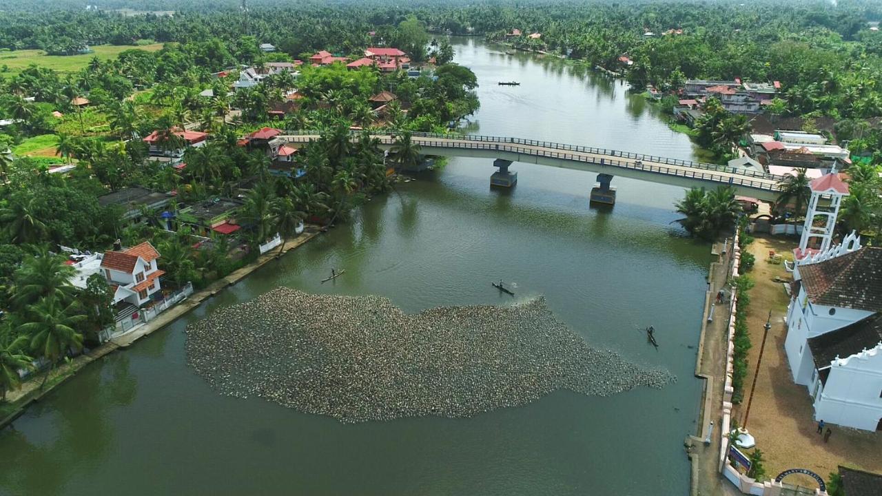 Triveny River Palace Hotel Alappuzha Exterior foto